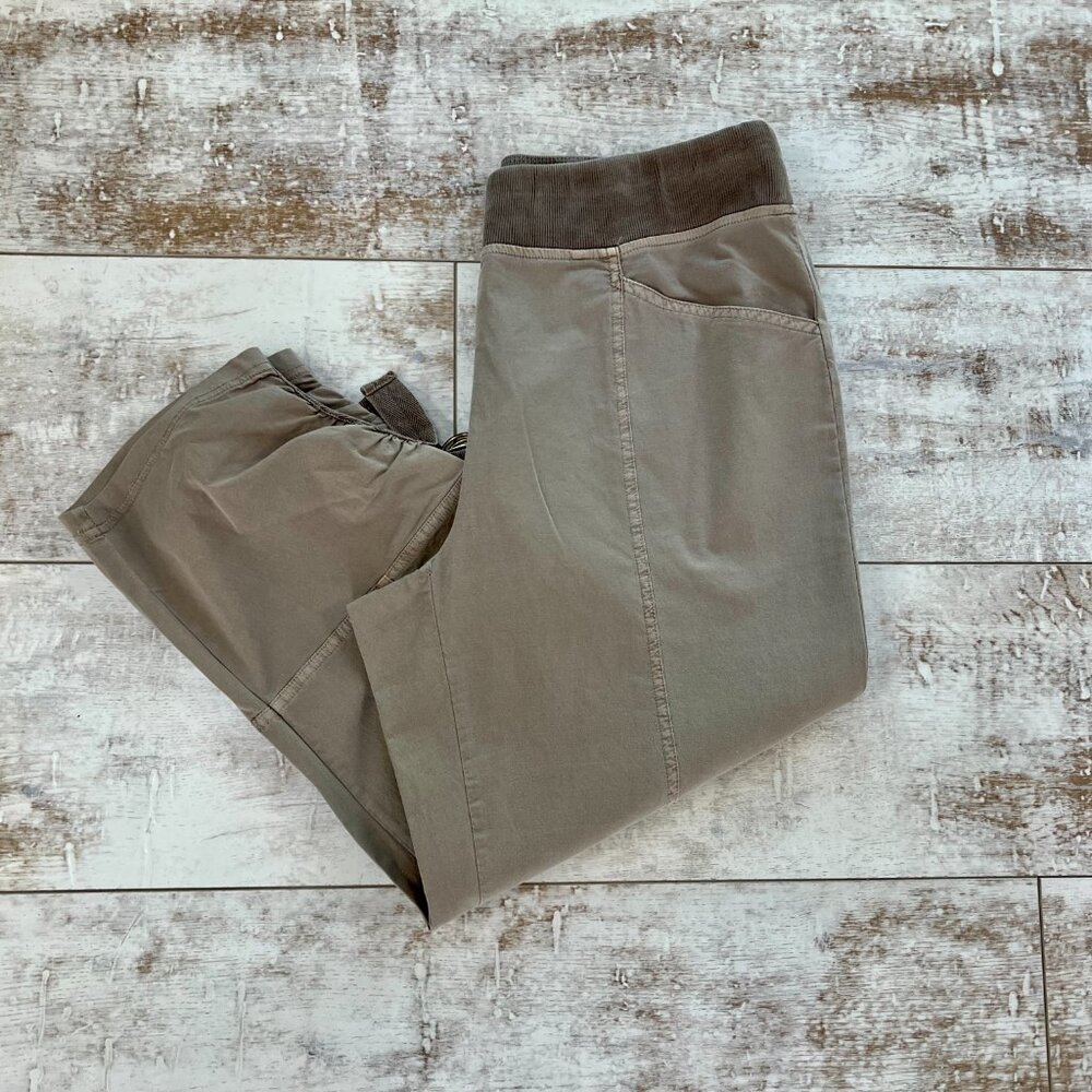 Zenergy by Chico's Capri Pants with FREE Matching Cardigan